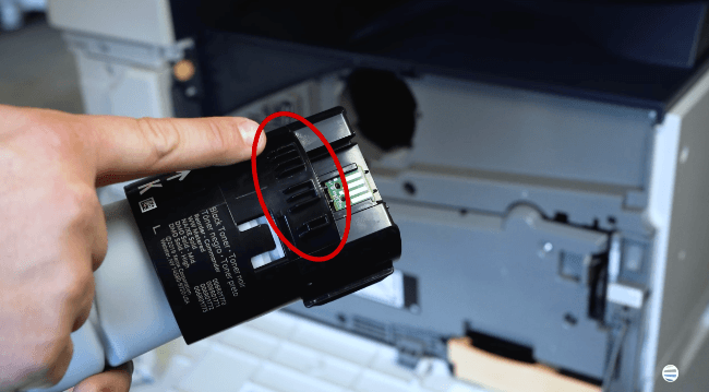 How to Replace Toner on Xerox AltaLink B8200_Step 3_1 (Locate tabs on toner)